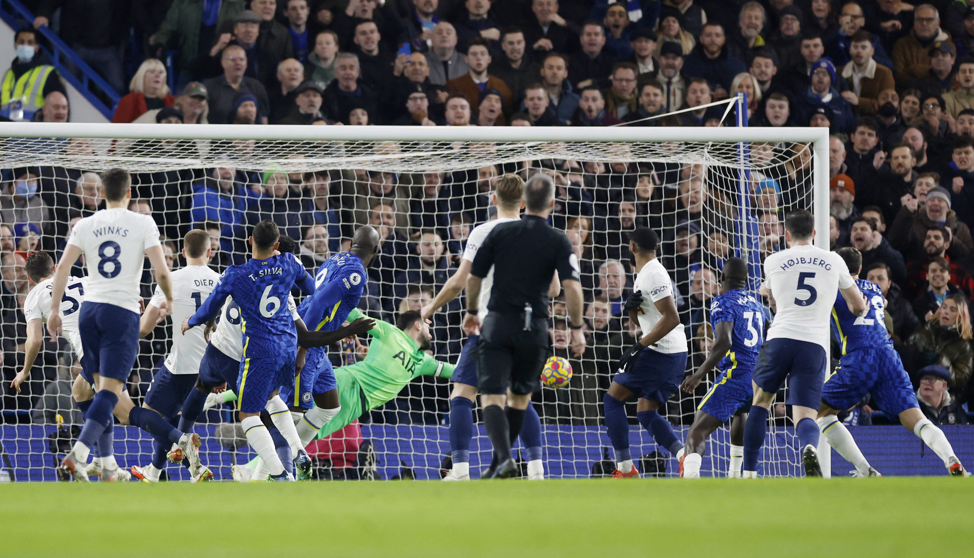 Tottenham thua ngỡ ngàng, Chelsea thăng hoa tại Stamford Bridge